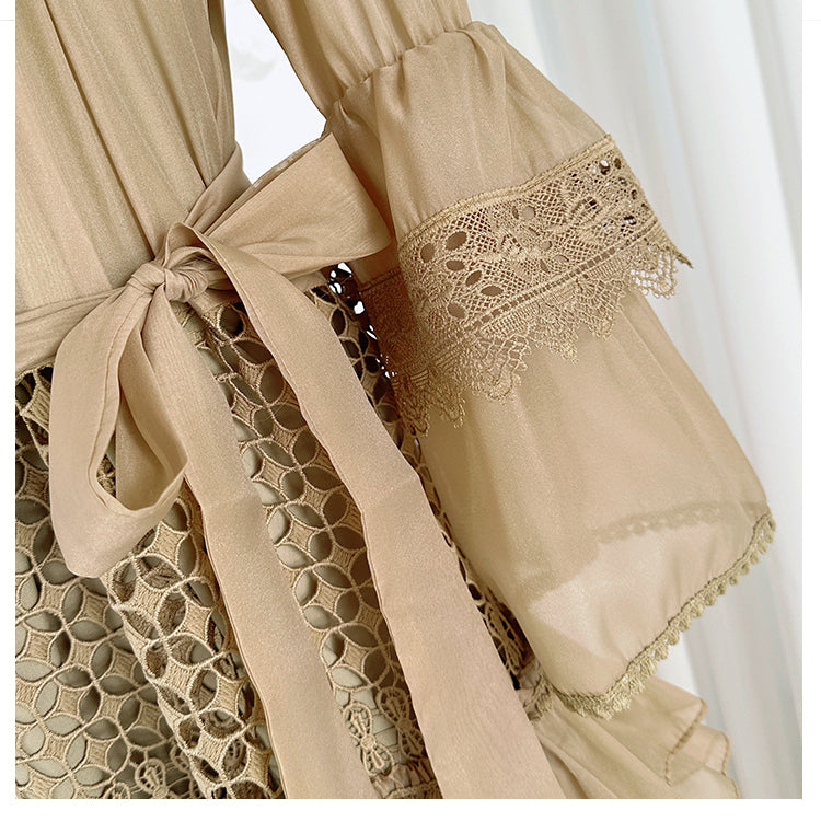 French retro court-style cut-out lace patchwork with fungus trim and flared sleeves at the waist