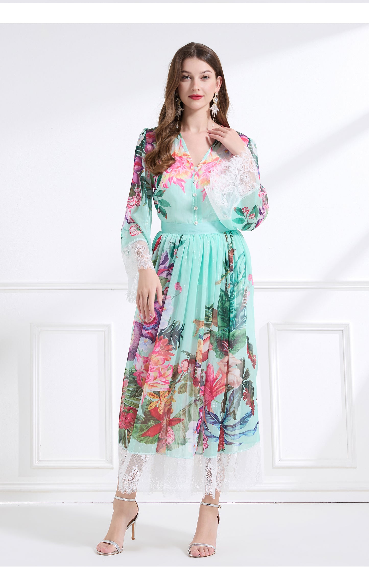 Original design: resort-style V-neck lace print suit, waist-cinching ruffled maxi dress
