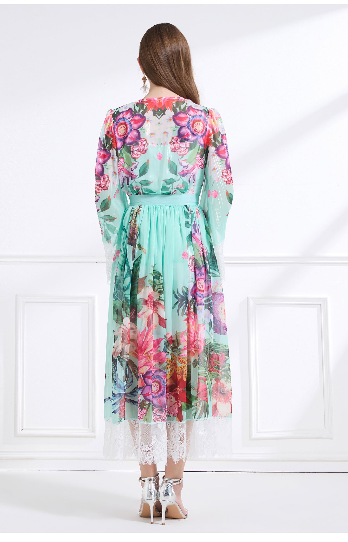 Original design: resort-style V-neck lace print suit, waist-cinching ruffled maxi dress