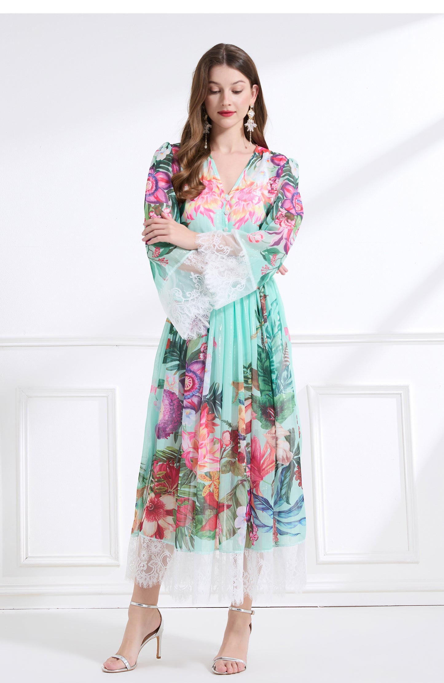 Original design: resort-style V-neck lace print suit, waist-cinching ruffled maxi dress