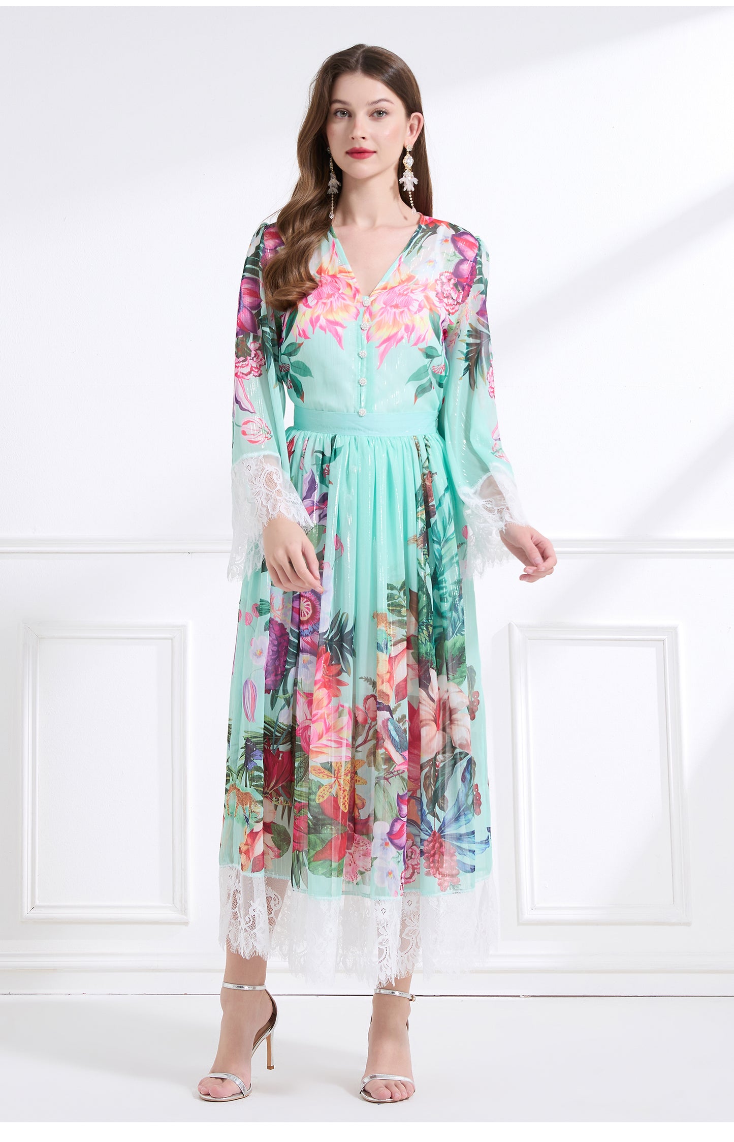Original design: resort-style V-neck lace print suit, waist-cinching ruffled maxi dress