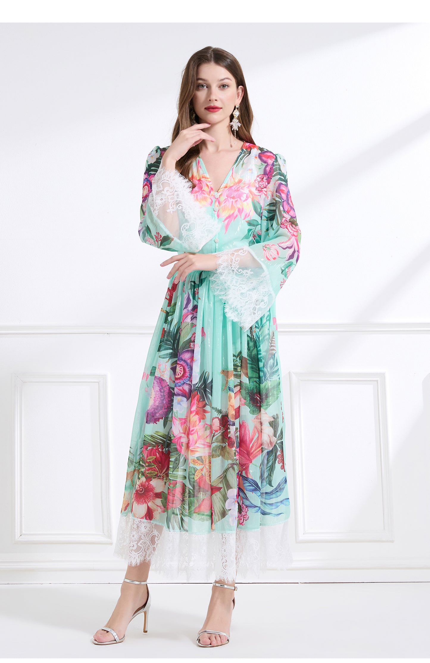 Original design: resort-style V-neck lace print suit, waist-cinching ruffled maxi dress